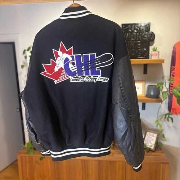 Wayne Gretzky Signed Roots Jacket CHL– “Cherry vs. Orr” Edition (2000) - Picture 4 of 15